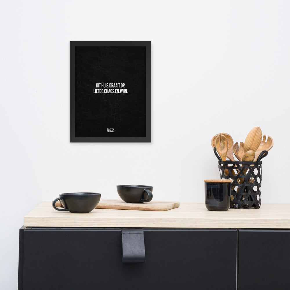 Dit huis draait op liefde chaos en wijn - Framed Quote