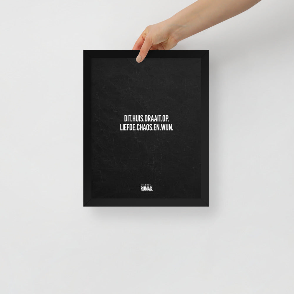 Dit huis draait op liefde chaos en wijn - Framed Quote