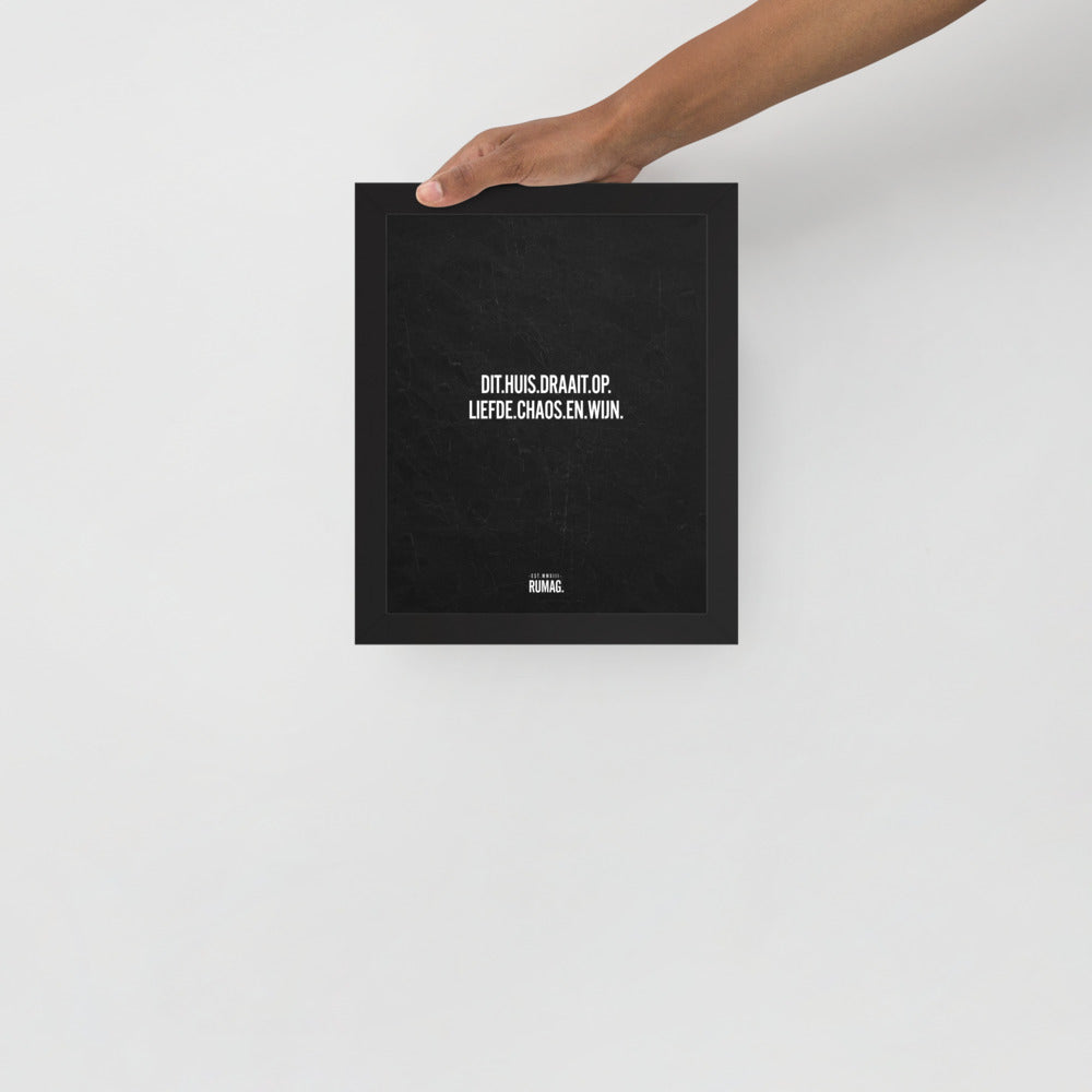 Dit huis draait op liefde chaos en wijn - Framed Quote