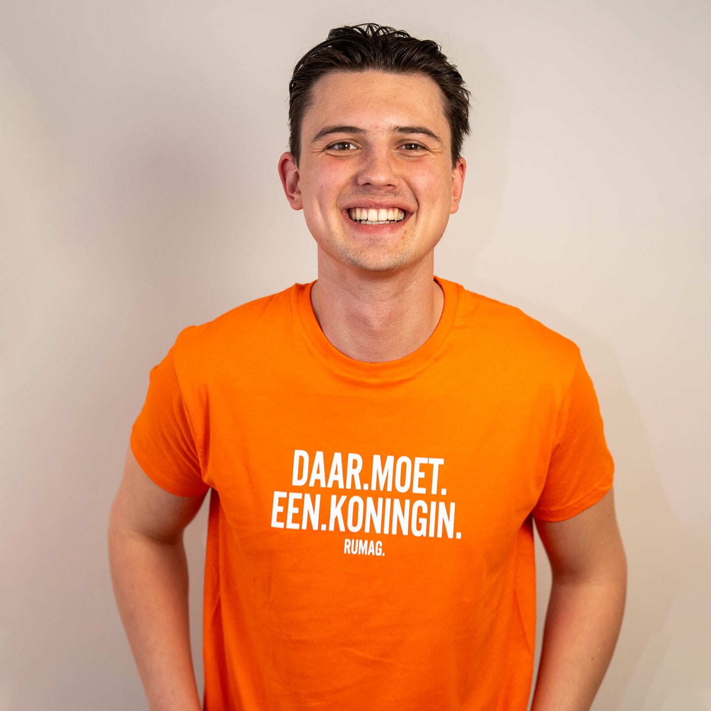 Daar Moet Een Koningin - Koningsdag T-shirt